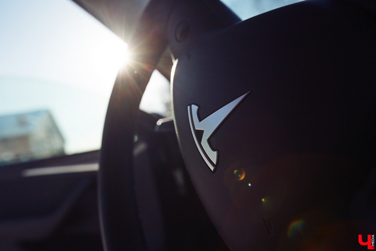 Tesla… как много в этом слове! Электрическое нечто, которое магнитом притягивает к себе взгляды, в чем уже убедился Антон Колобаев, как только приобрел данное чудо техники. Ну а мы поспешили узнать у него все плюсы и минусы авто, с недавних пор красиво рассекающего по владимирским дорогам.