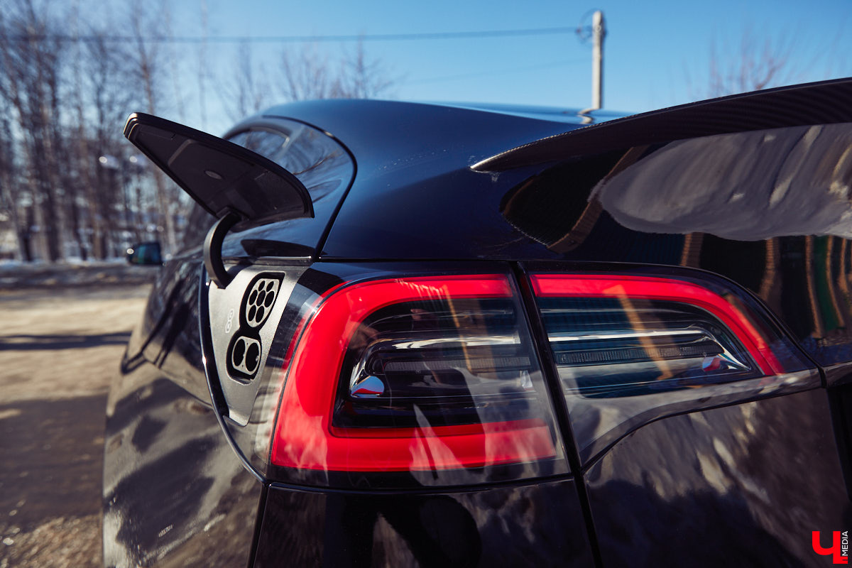 Tesla… как много в этом слове! Электрическое нечто, которое магнитом притягивает к себе взгляды, в чем уже убедился Антон Колобаев, как только приобрел данное чудо техники. Ну а мы поспешили узнать у него все плюсы и минусы авто, с недавних пор красиво рассекающего по владимирским дорогам.