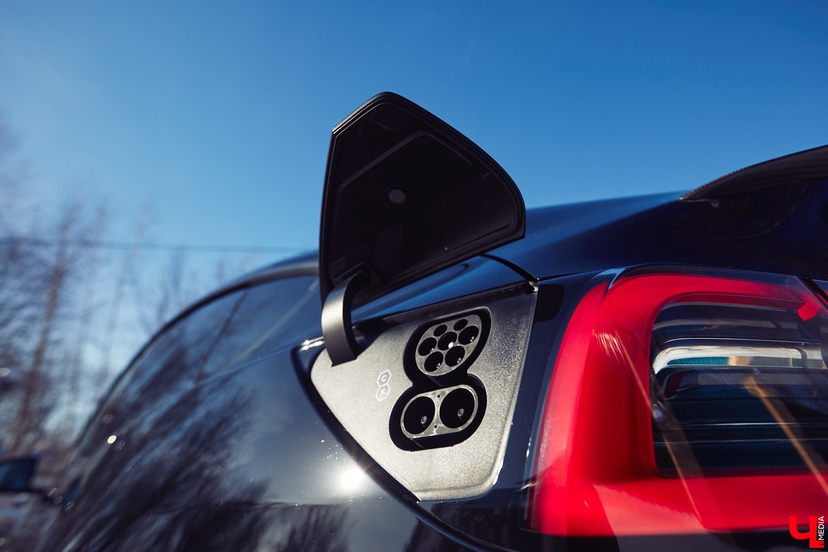 Tesla… как много в этом слове! Электрическое нечто, которое магнитом притягивает к себе взгляды, в чем уже убедился Антон Колобаев, как только приобрел данное чудо техники. Ну а мы поспешили узнать у него все плюсы и минусы авто, с недавних пор красиво рассекающего по владимирским дорогам.