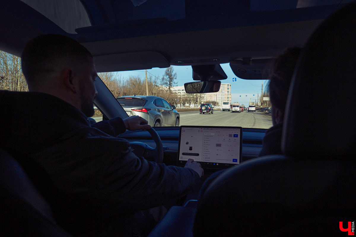 Tesla… как много в этом слове! Электрическое нечто, которое магнитом притягивает к себе взгляды, в чем уже убедился Антон Колобаев, как только приобрел данное чудо техники. Ну а мы поспешили узнать у него все плюсы и минусы авто, с недавних пор красиво рассекающего по владимирским дорогам.