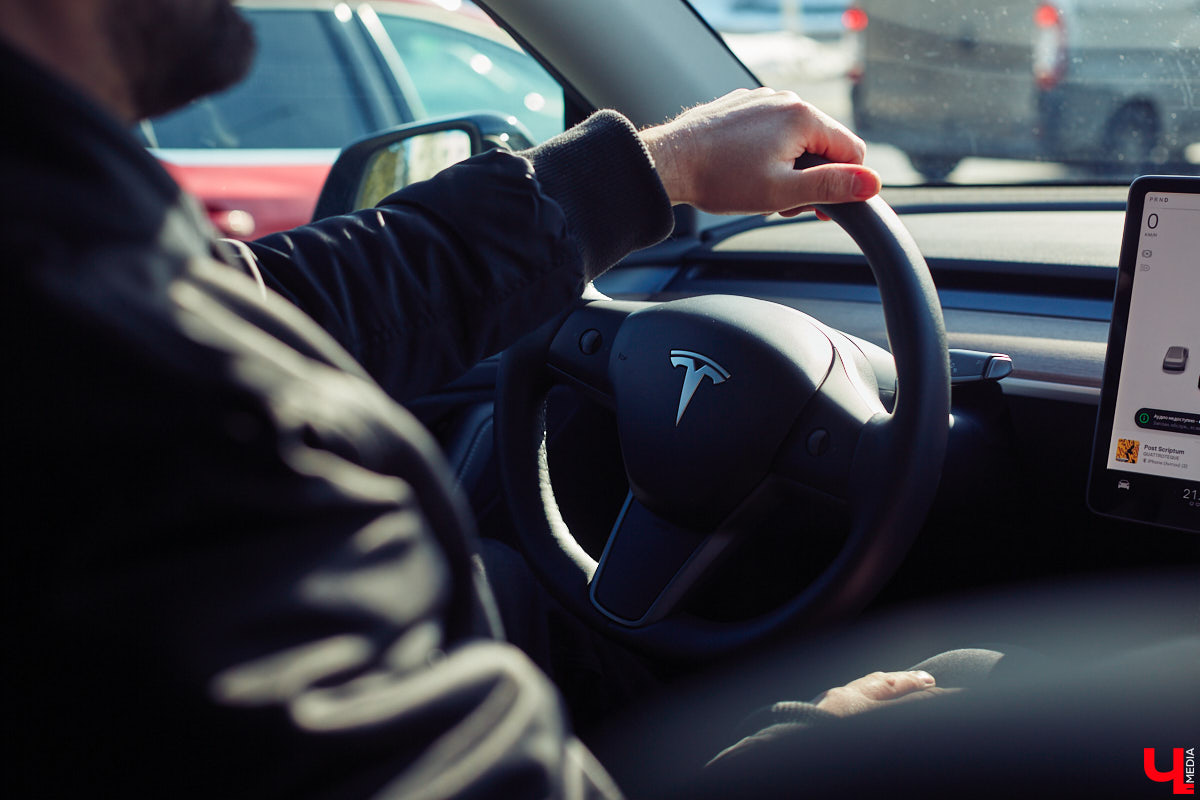 Tesla… как много в этом слове! Электрическое нечто, которое магнитом притягивает к себе взгляды, в чем уже убедился Антон Колобаев, как только приобрел данное чудо техники. Ну а мы поспешили узнать у него все плюсы и минусы авто, с недавних пор красиво рассекающего по владимирским дорогам.