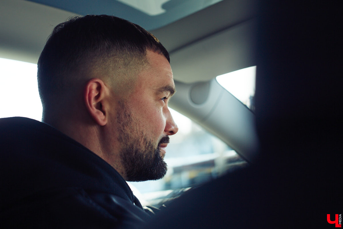 Tesla… как много в этом слове! Электрическое нечто, которое магнитом притягивает к себе взгляды, в чем уже убедился Антон Колобаев, как только приобрел данное чудо техники. Ну а мы поспешили узнать у него все плюсы и минусы авто, с недавних пор красиво рассекающего по владимирским дорогам.