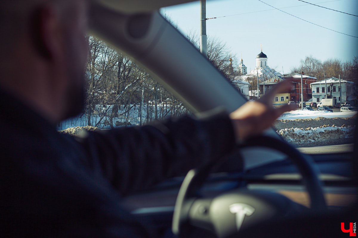 Tesla… как много в этом слове! Электрическое нечто, которое магнитом притягивает к себе взгляды, в чем уже убедился Антон Колобаев, как только приобрел данное чудо техники. Ну а мы поспешили узнать у него все плюсы и минусы авто, с недавних пор красиво рассекающего по владимирским дорогам.