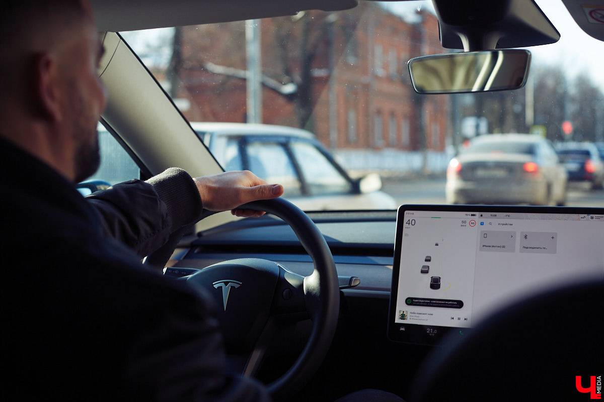 Tesla… как много в этом слове! Электрическое нечто, которое магнитом притягивает к себе взгляды, в чем уже убедился Антон Колобаев, как только приобрел данное чудо техники. Ну а мы поспешили узнать у него все плюсы и минусы авто, с недавних пор красиво рассекающего по владимирским дорогам.