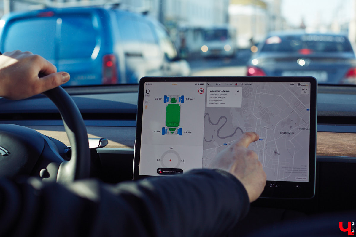 Tesla… как много в этом слове! Электрическое нечто, которое магнитом притягивает к себе взгляды, в чем уже убедился Антон Колобаев, как только приобрел данное чудо техники. Ну а мы поспешили узнать у него все плюсы и минусы авто, с недавних пор красиво рассекающего по владимирским дорогам.