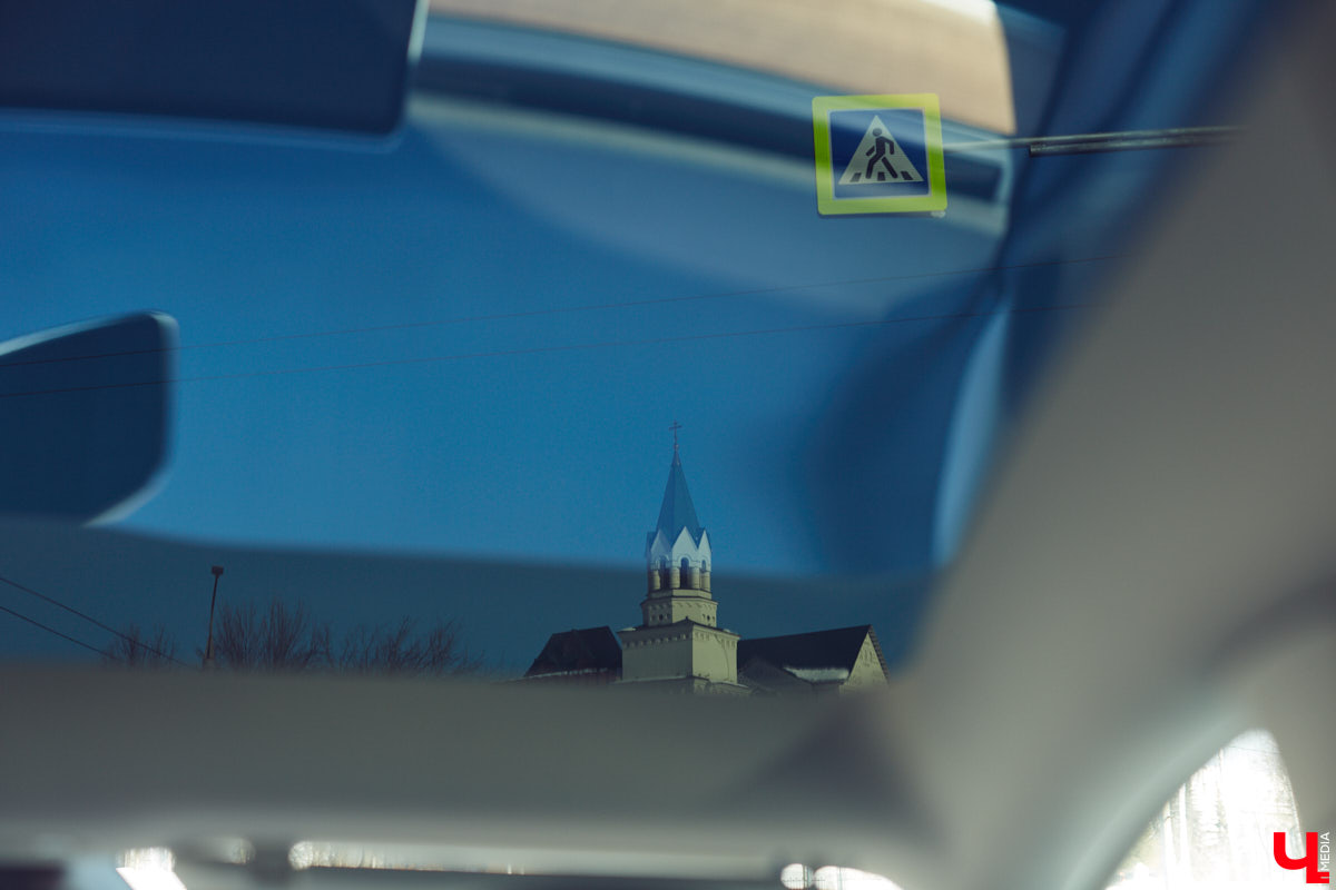 Tesla… как много в этом слове! Электрическое нечто, которое магнитом притягивает к себе взгляды, в чем уже убедился Антон Колобаев, как только приобрел данное чудо техники. Ну а мы поспешили узнать у него все плюсы и минусы авто, с недавних пор красиво рассекающего по владимирским дорогам.