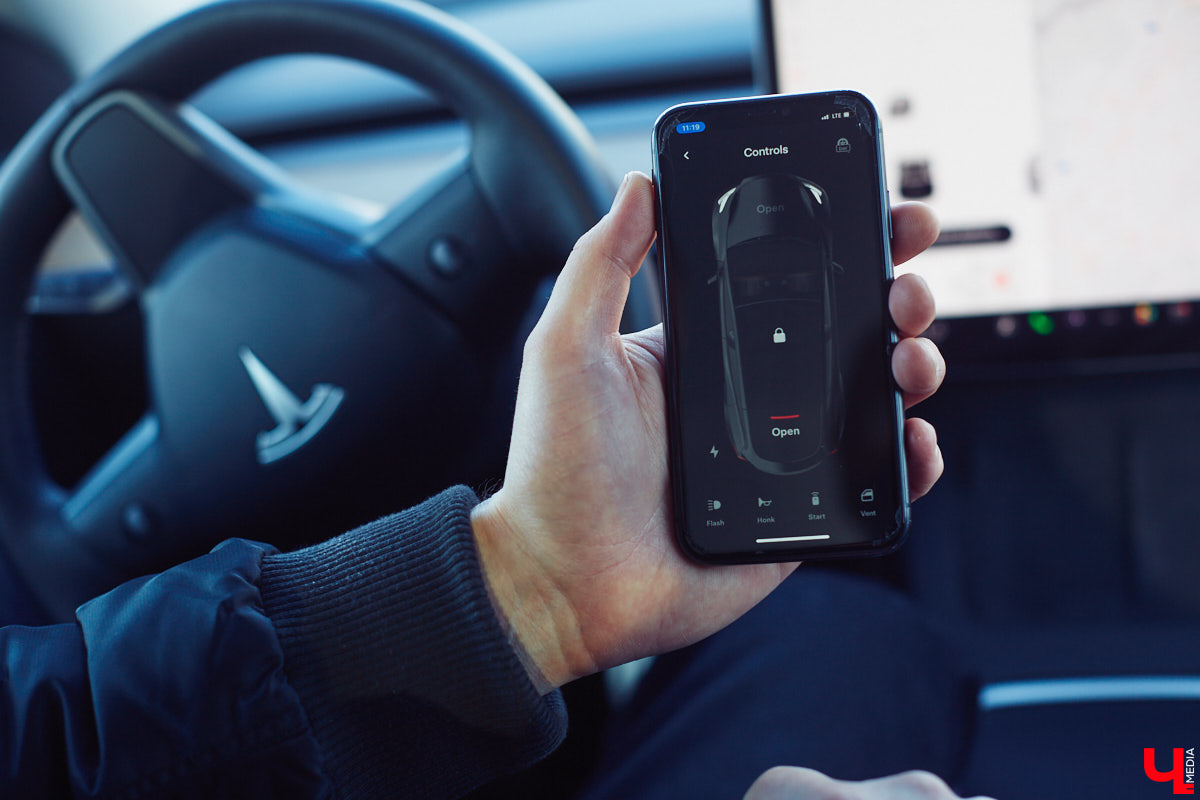 Tesla… как много в этом слове! Электрическое нечто, которое магнитом притягивает к себе взгляды, в чем уже убедился Антон Колобаев, как только приобрел данное чудо техники. Ну а мы поспешили узнать у него все плюсы и минусы авто, с недавних пор красиво рассекающего по владимирским дорогам.