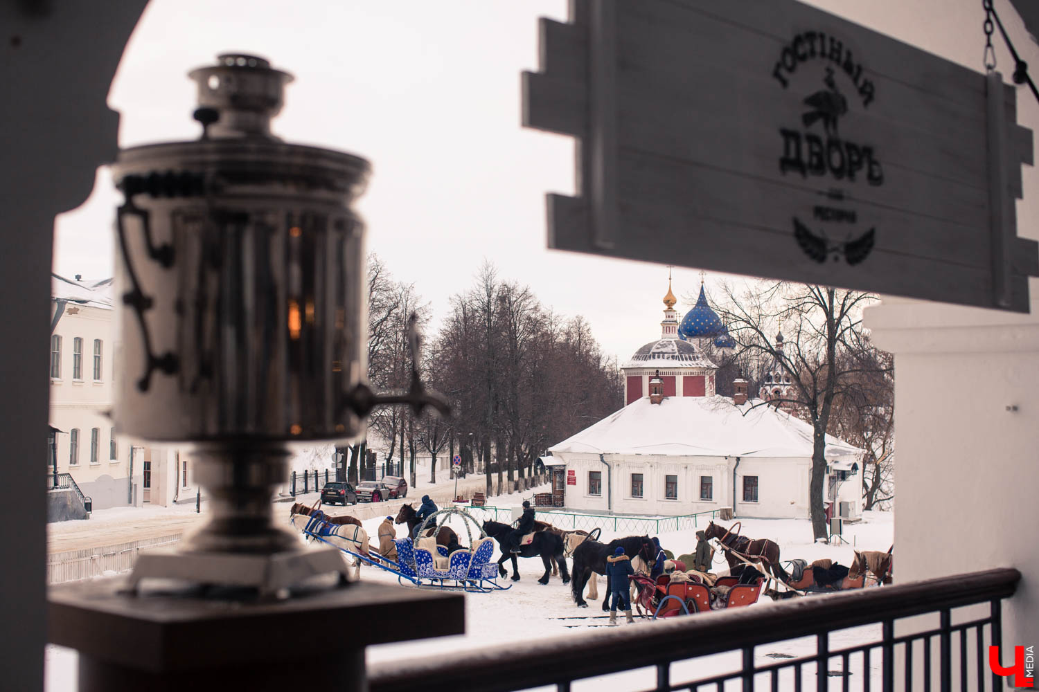 Студия Артемия Лебедева разработала новый дизайн вывесок к тысячелетию города-музея. Стилистика надписей отличается. И если одним предложенные для Суздаля варианты понравились, то другие считают, что шрифты можно и доработать.