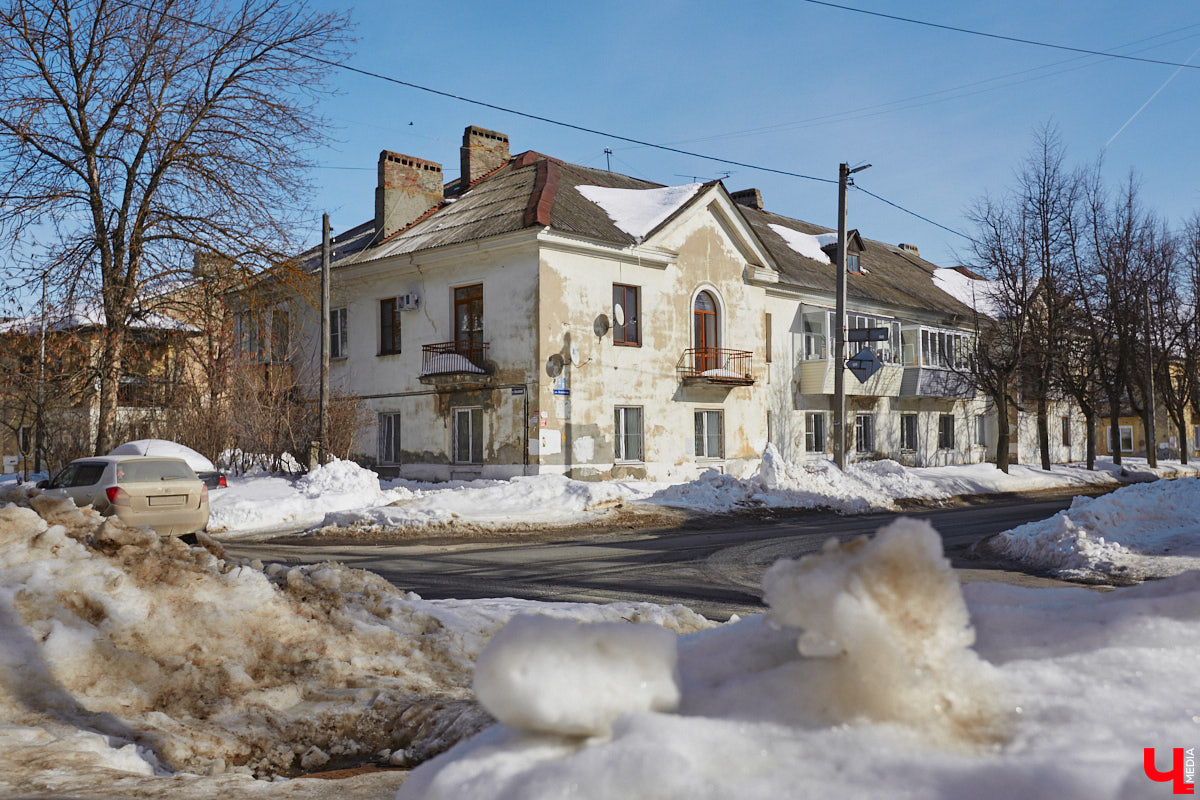 Улица Асаткина находится в Октябрьском районе города Владимира, недалеко от тракторного завода. Расширялся завод, вместе с ним росла и улица. Она идет от Гастелло до Кулибина параллельно Горького и застроена двухэтажными и трехэтажными жилыми домами 40-60-х годов. Давайте же вместе прогуляемся по Асаткина, осмотрим достопримечательности этой улицы, вспомним ее необычную историю и выдающихся людей, связанных с ней.