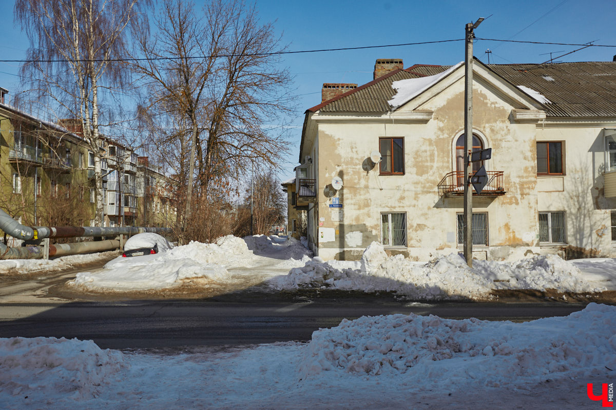 Улица Асаткина находится в Октябрьском районе города Владимира, недалеко от тракторного завода. Расширялся завод, вместе с ним росла и улица. Она идет от Гастелло до Кулибина параллельно Горького и застроена двухэтажными и трехэтажными жилыми домами 40-60-х годов. Давайте же вместе прогуляемся по Асаткина, осмотрим достопримечательности этой улицы, вспомним ее необычную историю и выдающихся людей, связанных с ней.