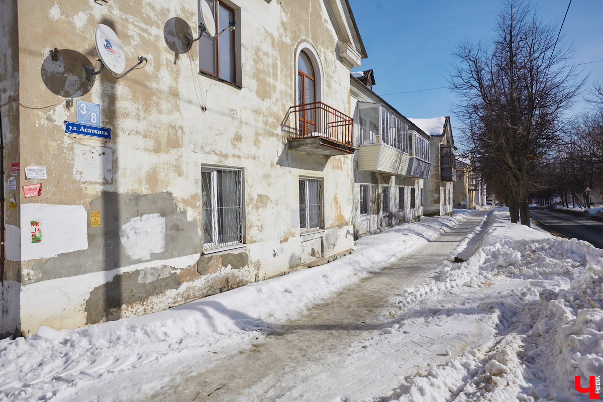Улица Асаткина находится в Октябрьском районе города Владимира, недалеко от тракторного завода. Расширялся завод, вместе с ним росла и улица. Она идет от Гастелло до Кулибина параллельно Горького и застроена двухэтажными и трехэтажными жилыми домами 40-60-х годов. Давайте же вместе прогуляемся по Асаткина, осмотрим достопримечательности этой улицы, вспомним ее необычную историю и выдающихся людей, связанных с ней.