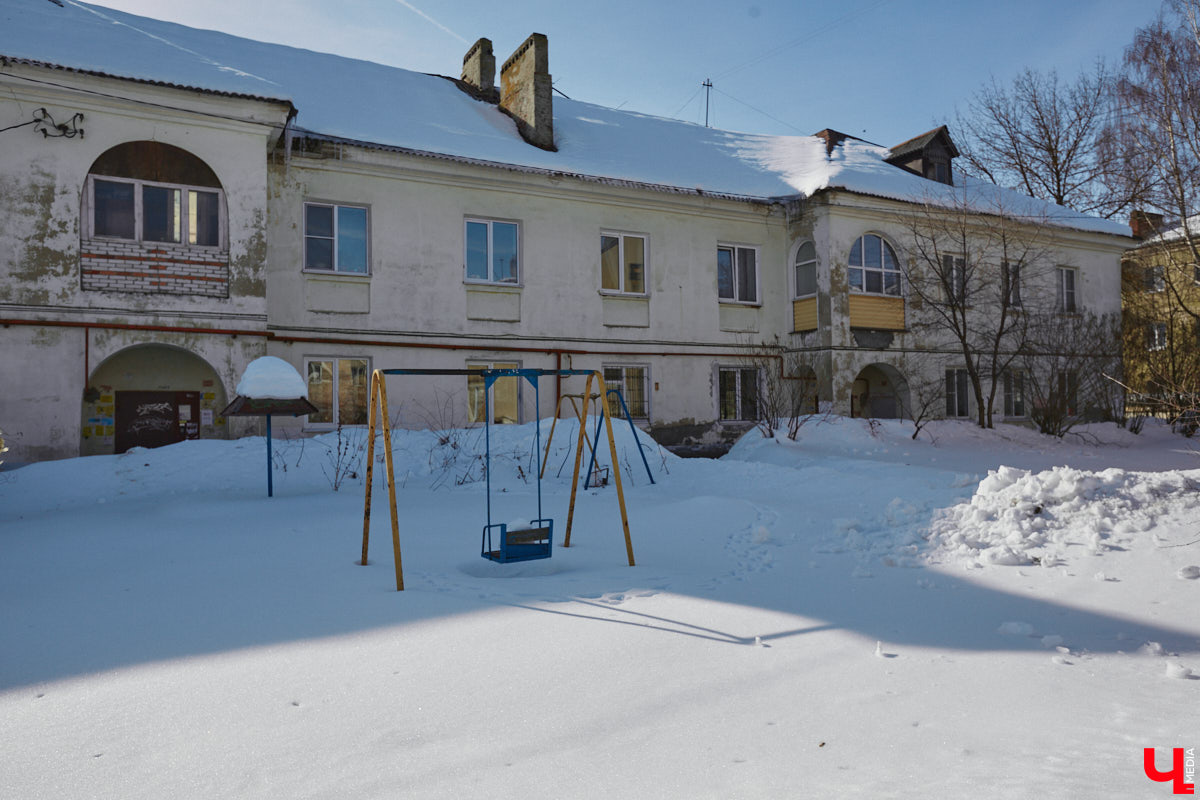 Улица Асаткина находится в Октябрьском районе города Владимира, недалеко от тракторного завода. Расширялся завод, вместе с ним росла и улица. Она идет от Гастелло до Кулибина параллельно Горького и застроена двухэтажными и трехэтажными жилыми домами 40-60-х годов. Давайте же вместе прогуляемся по Асаткина, осмотрим достопримечательности этой улицы, вспомним ее необычную историю и выдающихся людей, связанных с ней.