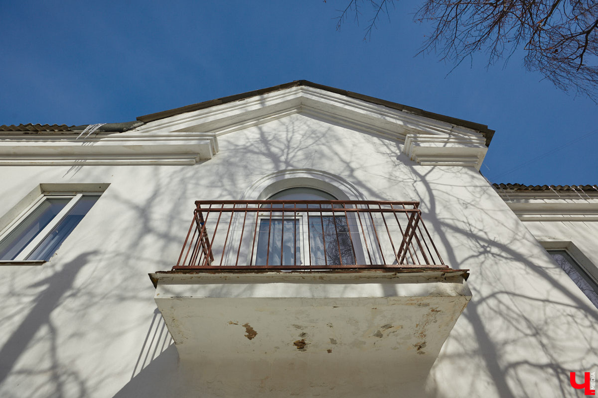 Улица Асаткина находится в Октябрьском районе города Владимира, недалеко от тракторного завода. Расширялся завод, вместе с ним росла и улица. Она идет от Гастелло до Кулибина параллельно Горького и застроена двухэтажными и трехэтажными жилыми домами 40-60-х годов. Давайте же вместе прогуляемся по Асаткина, осмотрим достопримечательности этой улицы, вспомним ее необычную историю и выдающихся людей, связанных с ней.