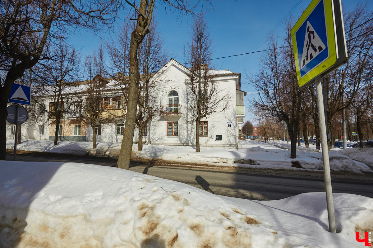 Улица Асаткина находится в Октябрьском районе города Владимира, недалеко от тракторного завода. Расширялся завод, вместе с ним росла и улица. Она идет от Гастелло до Кулибина параллельно Горького и застроена двухэтажными и трехэтажными жилыми домами 40-60-х годов. Давайте же вместе прогуляемся по Асаткина, осмотрим достопримечательности этой улицы, вспомним ее необычную историю и выдающихся людей, связанных с ней.