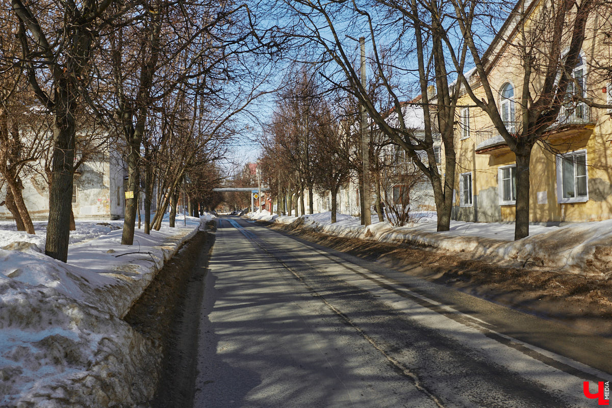 Улица Асаткина находится в Октябрьском районе города Владимира, недалеко от тракторного завода. Расширялся завод, вместе с ним росла и улица. Она идет от Гастелло до Кулибина параллельно Горького и застроена двухэтажными и трехэтажными жилыми домами 40-60-х годов. Давайте же вместе прогуляемся по Асаткина, осмотрим достопримечательности этой улицы, вспомним ее необычную историю и выдающихся людей, связанных с ней.