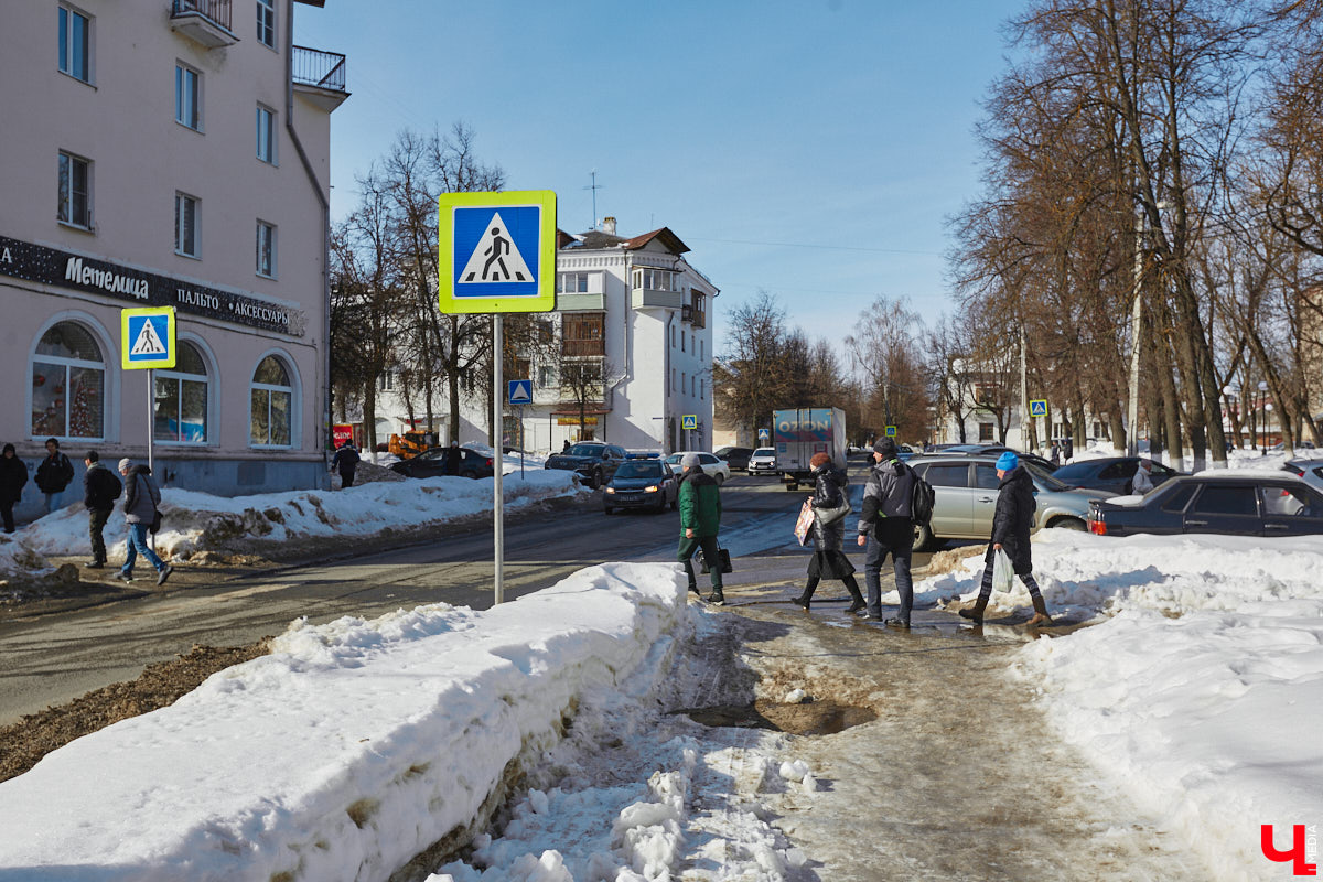 Улица Асаткина находится в Октябрьском районе города Владимира, недалеко от тракторного завода. Расширялся завод, вместе с ним росла и улица. Она идет от Гастелло до Кулибина параллельно Горького и застроена двухэтажными и трехэтажными жилыми домами 40-60-х годов. Давайте же вместе прогуляемся по Асаткина, осмотрим достопримечательности этой улицы, вспомним ее необычную историю и выдающихся людей, связанных с ней.