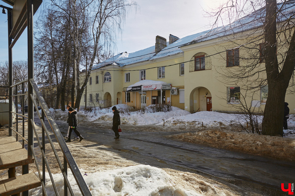 Улица Асаткина находится в Октябрьском районе города Владимира, недалеко от тракторного завода. Расширялся завод, вместе с ним росла и улица. Она идет от Гастелло до Кулибина параллельно Горького и застроена двухэтажными и трехэтажными жилыми домами 40-60-х годов. Давайте же вместе прогуляемся по Асаткина, осмотрим достопримечательности этой улицы, вспомним ее необычную историю и выдающихся людей, связанных с ней.