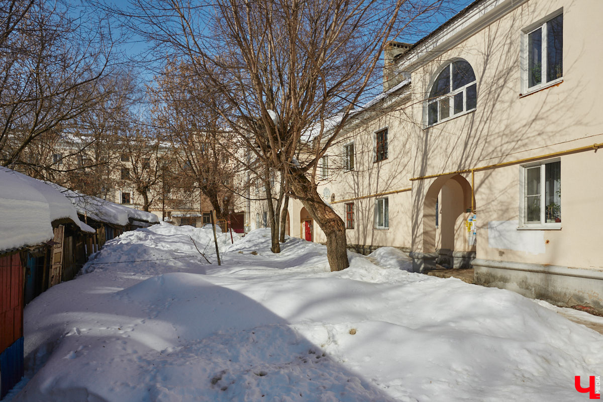 Улица Асаткина находится в Октябрьском районе города Владимира, недалеко от тракторного завода. Расширялся завод, вместе с ним росла и улица. Она идет от Гастелло до Кулибина параллельно Горького и застроена двухэтажными и трехэтажными жилыми домами 40-60-х годов. Давайте же вместе прогуляемся по Асаткина, осмотрим достопримечательности этой улицы, вспомним ее необычную историю и выдающихся людей, связанных с ней.