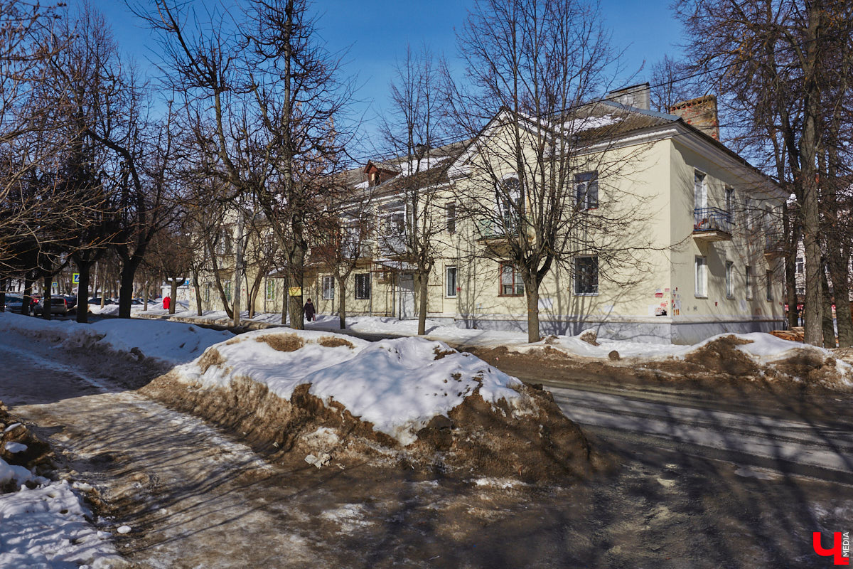 Улица Асаткина находится в Октябрьском районе города Владимира, недалеко от тракторного завода. Расширялся завод, вместе с ним росла и улица. Она идет от Гастелло до Кулибина параллельно Горького и застроена двухэтажными и трехэтажными жилыми домами 40-60-х годов. Давайте же вместе прогуляемся по Асаткина, осмотрим достопримечательности этой улицы, вспомним ее необычную историю и выдающихся людей, связанных с ней.
