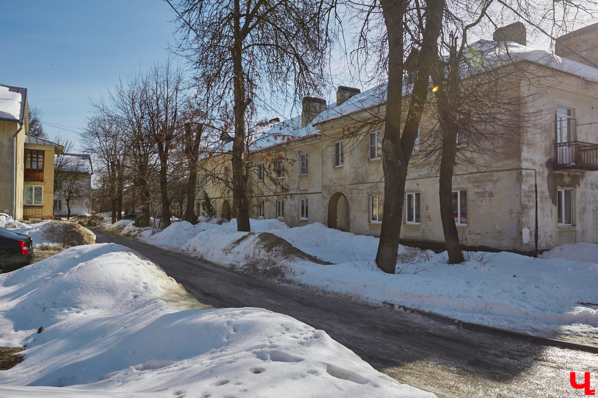 Улица Асаткина находится в Октябрьском районе города Владимира, недалеко от тракторного завода. Расширялся завод, вместе с ним росла и улица. Она идет от Гастелло до Кулибина параллельно Горького и застроена двухэтажными и трехэтажными жилыми домами 40-60-х годов. Давайте же вместе прогуляемся по Асаткина, осмотрим достопримечательности этой улицы, вспомним ее необычную историю и выдающихся людей, связанных с ней.