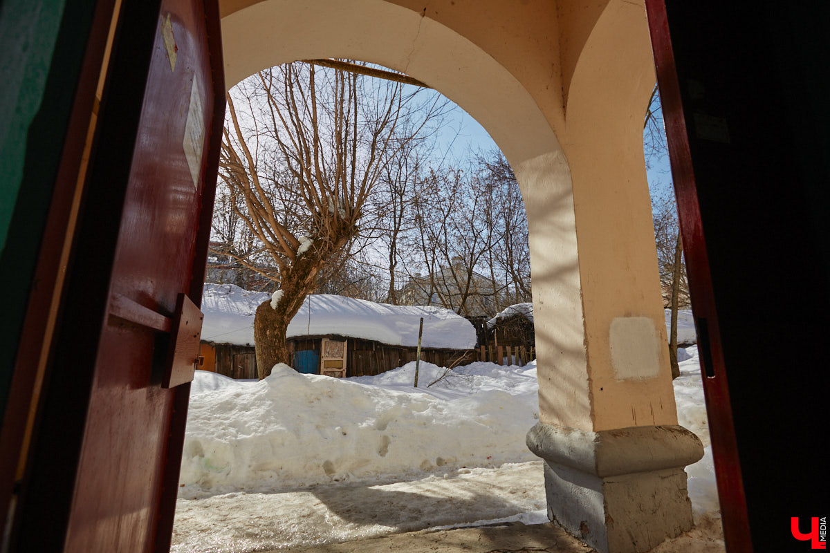 Улица Асаткина находится в Октябрьском районе города Владимира, недалеко от тракторного завода. Расширялся завод, вместе с ним росла и улица. Она идет от Гастелло до Кулибина параллельно Горького и застроена двухэтажными и трехэтажными жилыми домами 40-60-х годов. Давайте же вместе прогуляемся по Асаткина, осмотрим достопримечательности этой улицы, вспомним ее необычную историю и выдающихся людей, связанных с ней.