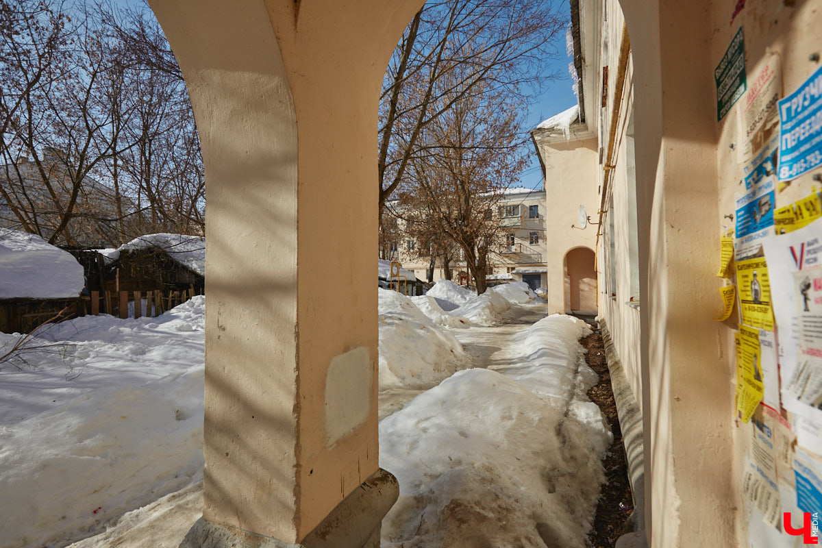 Улица Асаткина находится в Октябрьском районе города Владимира, недалеко от тракторного завода. Расширялся завод, вместе с ним росла и улица. Она идет от Гастелло до Кулибина параллельно Горького и застроена двухэтажными и трехэтажными жилыми домами 40-60-х годов. Давайте же вместе прогуляемся по Асаткина, осмотрим достопримечательности этой улицы, вспомним ее необычную историю и выдающихся людей, связанных с ней.