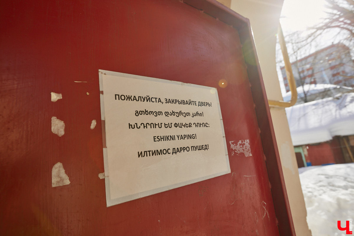 Улица Асаткина находится в Октябрьском районе города Владимира, недалеко от тракторного завода. Расширялся завод, вместе с ним росла и улица. Она идет от Гастелло до Кулибина параллельно Горького и застроена двухэтажными и трехэтажными жилыми домами 40-60-х годов. Давайте же вместе прогуляемся по Асаткина, осмотрим достопримечательности этой улицы, вспомним ее необычную историю и выдающихся людей, связанных с ней.