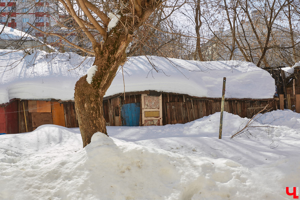 Улица Асаткина находится в Октябрьском районе города Владимира, недалеко от тракторного завода. Расширялся завод, вместе с ним росла и улица. Она идет от Гастелло до Кулибина параллельно Горького и застроена двухэтажными и трехэтажными жилыми домами 40-60-х годов. Давайте же вместе прогуляемся по Асаткина, осмотрим достопримечательности этой улицы, вспомним ее необычную историю и выдающихся людей, связанных с ней.