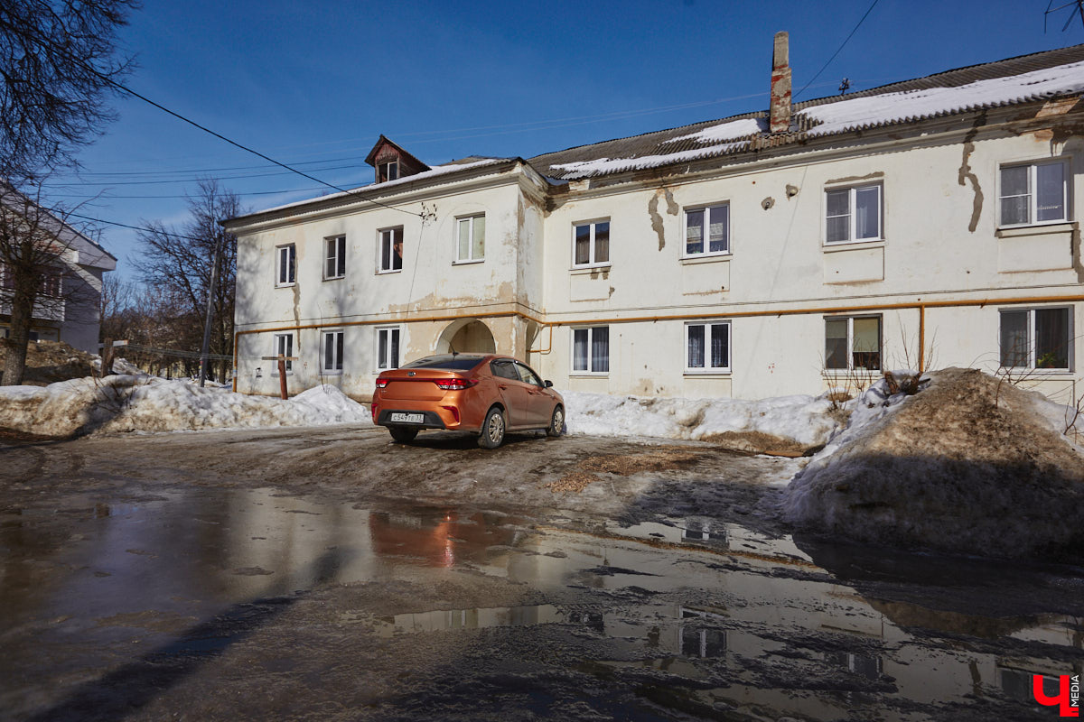 Улица Асаткина находится в Октябрьском районе города Владимира, недалеко от тракторного завода. Расширялся завод, вместе с ним росла и улица. Она идет от Гастелло до Кулибина параллельно Горького и застроена двухэтажными и трехэтажными жилыми домами 40-60-х годов. Давайте же вместе прогуляемся по Асаткина, осмотрим достопримечательности этой улицы, вспомним ее необычную историю и выдающихся людей, связанных с ней.