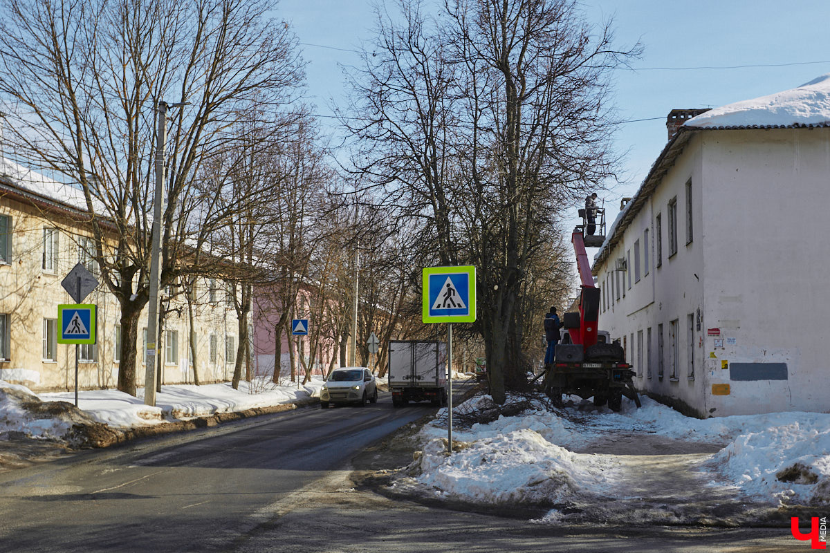 Улица Асаткина находится в Октябрьском районе города Владимира, недалеко от тракторного завода. Расширялся завод, вместе с ним росла и улица. Она идет от Гастелло до Кулибина параллельно Горького и застроена двухэтажными и трехэтажными жилыми домами 40-60-х годов. Давайте же вместе прогуляемся по Асаткина, осмотрим достопримечательности этой улицы, вспомним ее необычную историю и выдающихся людей, связанных с ней.