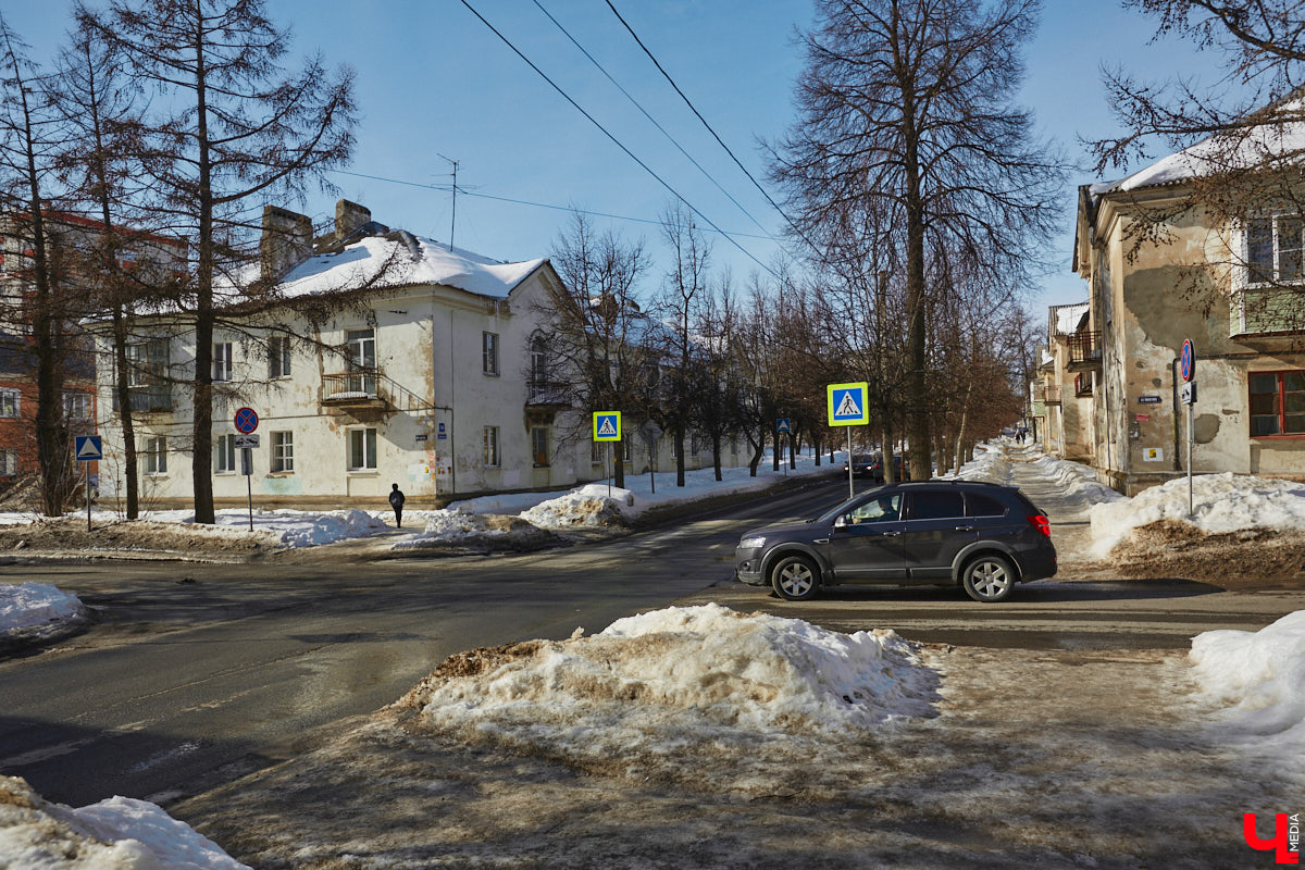 Улица Асаткина находится в Октябрьском районе города Владимира, недалеко от тракторного завода. Расширялся завод, вместе с ним росла и улица. Она идет от Гастелло до Кулибина параллельно Горького и застроена двухэтажными и трехэтажными жилыми домами 40-60-х годов. Давайте же вместе прогуляемся по Асаткина, осмотрим достопримечательности этой улицы, вспомним ее необычную историю и выдающихся людей, связанных с ней.