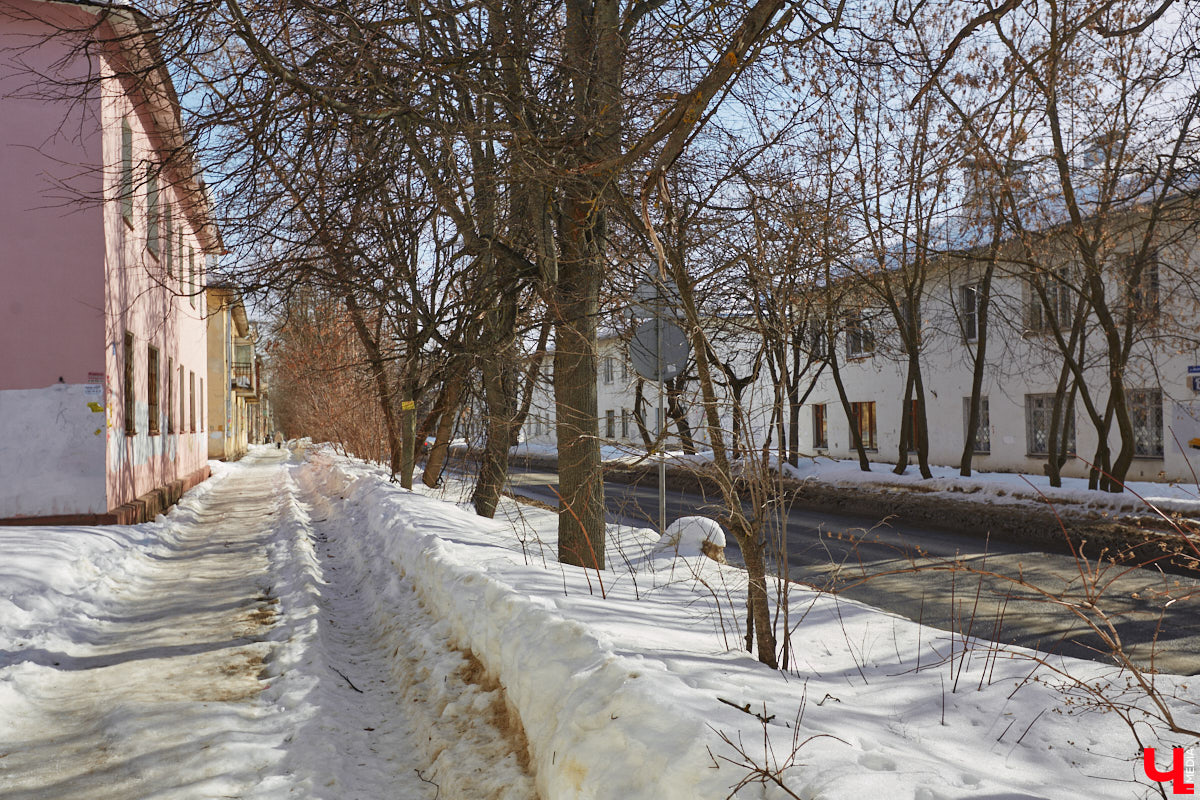 Улица Асаткина находится в Октябрьском районе города Владимира, недалеко от тракторного завода. Расширялся завод, вместе с ним росла и улица. Она идет от Гастелло до Кулибина параллельно Горького и застроена двухэтажными и трехэтажными жилыми домами 40-60-х годов. Давайте же вместе прогуляемся по Асаткина, осмотрим достопримечательности этой улицы, вспомним ее необычную историю и выдающихся людей, связанных с ней.