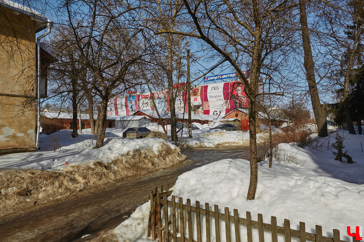 Улица Асаткина находится в Октябрьском районе города Владимира, недалеко от тракторного завода. Расширялся завод, вместе с ним росла и улица. Она идет от Гастелло до Кулибина параллельно Горького и застроена двухэтажными и трехэтажными жилыми домами 40-60-х годов. Давайте же вместе прогуляемся по Асаткина, осмотрим достопримечательности этой улицы, вспомним ее необычную историю и выдающихся людей, связанных с ней.