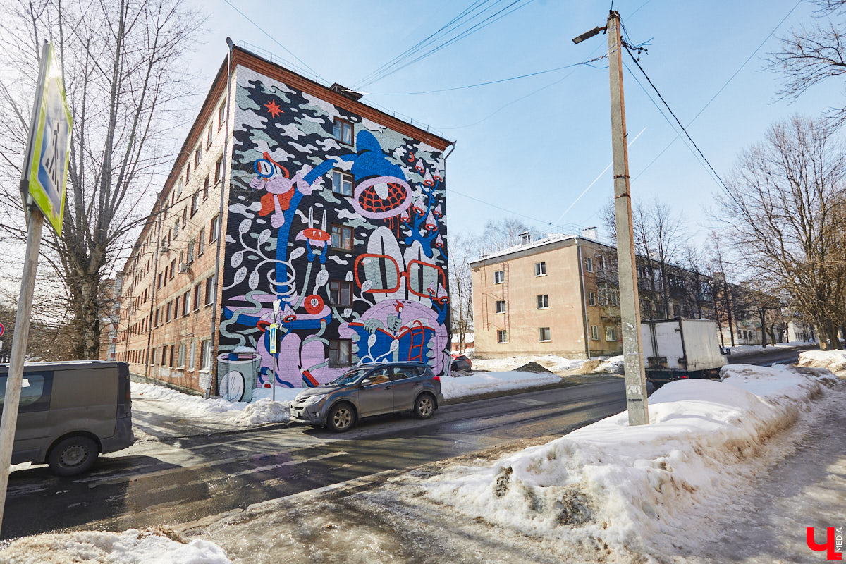 Улица Асаткина находится в Октябрьском районе города Владимира, недалеко от тракторного завода. Расширялся завод, вместе с ним росла и улица. Она идет от Гастелло до Кулибина параллельно Горького и застроена двухэтажными и трехэтажными жилыми домами 40-60-х годов. Давайте же вместе прогуляемся по Асаткина, осмотрим достопримечательности этой улицы, вспомним ее необычную историю и выдающихся людей, связанных с ней.