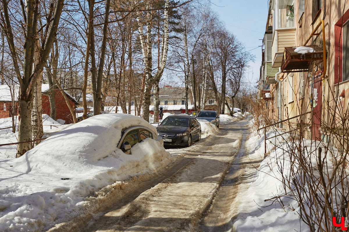 Улица Асаткина находится в Октябрьском районе города Владимира, недалеко от тракторного завода. Расширялся завод, вместе с ним росла и улица. Она идет от Гастелло до Кулибина параллельно Горького и застроена двухэтажными и трехэтажными жилыми домами 40-60-х годов. Давайте же вместе прогуляемся по Асаткина, осмотрим достопримечательности этой улицы, вспомним ее необычную историю и выдающихся людей, связанных с ней.