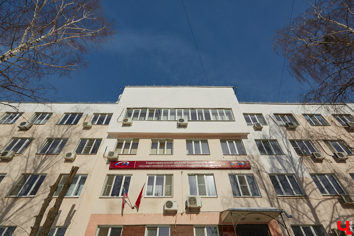 Улица Асаткина находится в Октябрьском районе города Владимира, недалеко от тракторного завода. Расширялся завод, вместе с ним росла и улица. Она идет от Гастелло до Кулибина параллельно Горького и застроена двухэтажными и трехэтажными жилыми домами 40-60-х годов. Давайте же вместе прогуляемся по Асаткина, осмотрим достопримечательности этой улицы, вспомним ее необычную историю и выдающихся людей, связанных с ней.