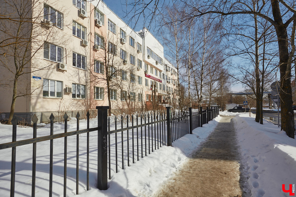 Улица Асаткина находится в Октябрьском районе города Владимира, недалеко от тракторного завода. Расширялся завод, вместе с ним росла и улица. Она идет от Гастелло до Кулибина параллельно Горького и застроена двухэтажными и трехэтажными жилыми домами 40-60-х годов. Давайте же вместе прогуляемся по Асаткина, осмотрим достопримечательности этой улицы, вспомним ее необычную историю и выдающихся людей, связанных с ней.