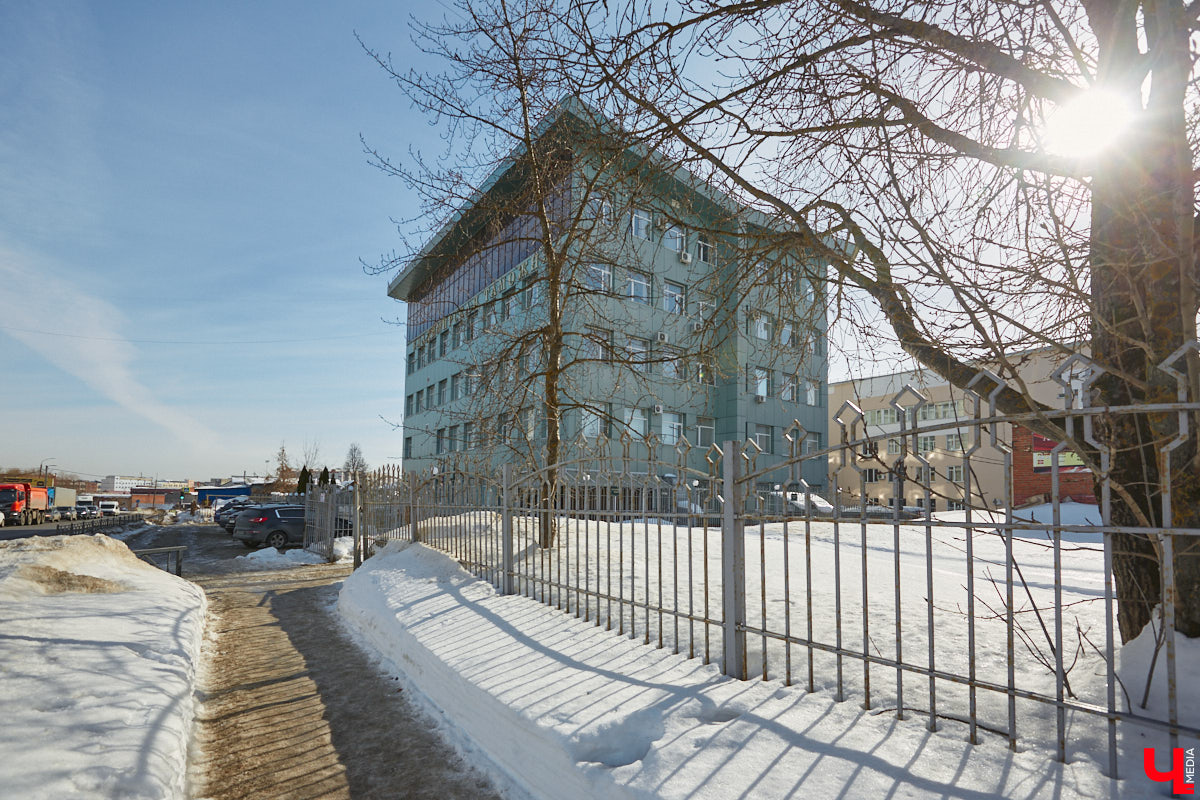 Улица Асаткина находится в Октябрьском районе города Владимира, недалеко от тракторного завода. Расширялся завод, вместе с ним росла и улица. Она идет от Гастелло до Кулибина параллельно Горького и застроена двухэтажными и трехэтажными жилыми домами 40-60-х годов. Давайте же вместе прогуляемся по Асаткина, осмотрим достопримечательности этой улицы, вспомним ее необычную историю и выдающихся людей, связанных с ней.