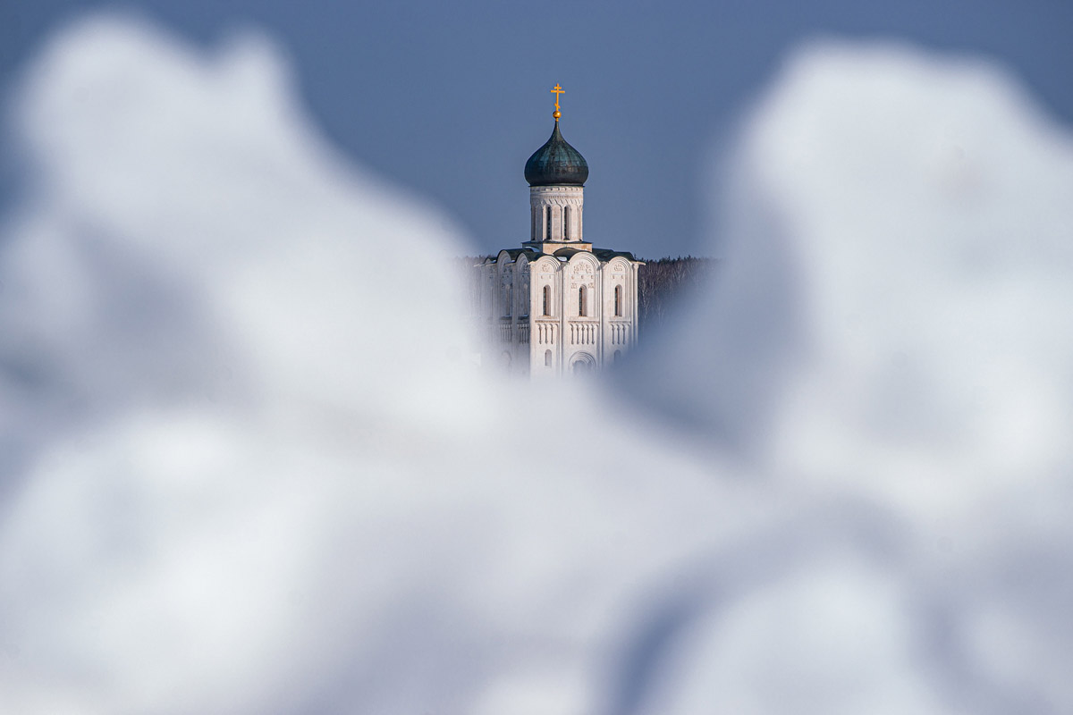 Многочисленные туристы, желающие посетить храм Покрова на Нерли, вынуждены преодолевать снежные завалы. Дорога к памятнику Всемирного наследия ЮНЕСКО в этом году представляет настоящую полосу препятствий. Да, внешне место выглядит еще более сказочно, но вот только идти по тропинке очень непросто.