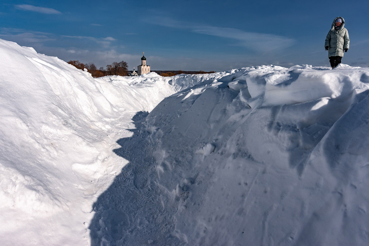Многочисленные туристы, желающие посетить храм Покрова на Нерли, вынуждены преодолевать снежные завалы. Дорога к памятнику Всемирного наследия ЮНЕСКО в этом году представляет настоящую полосу препятствий. Да, внешне место выглядит еще более сказочно, но вот только идти по тропинке очень непросто.