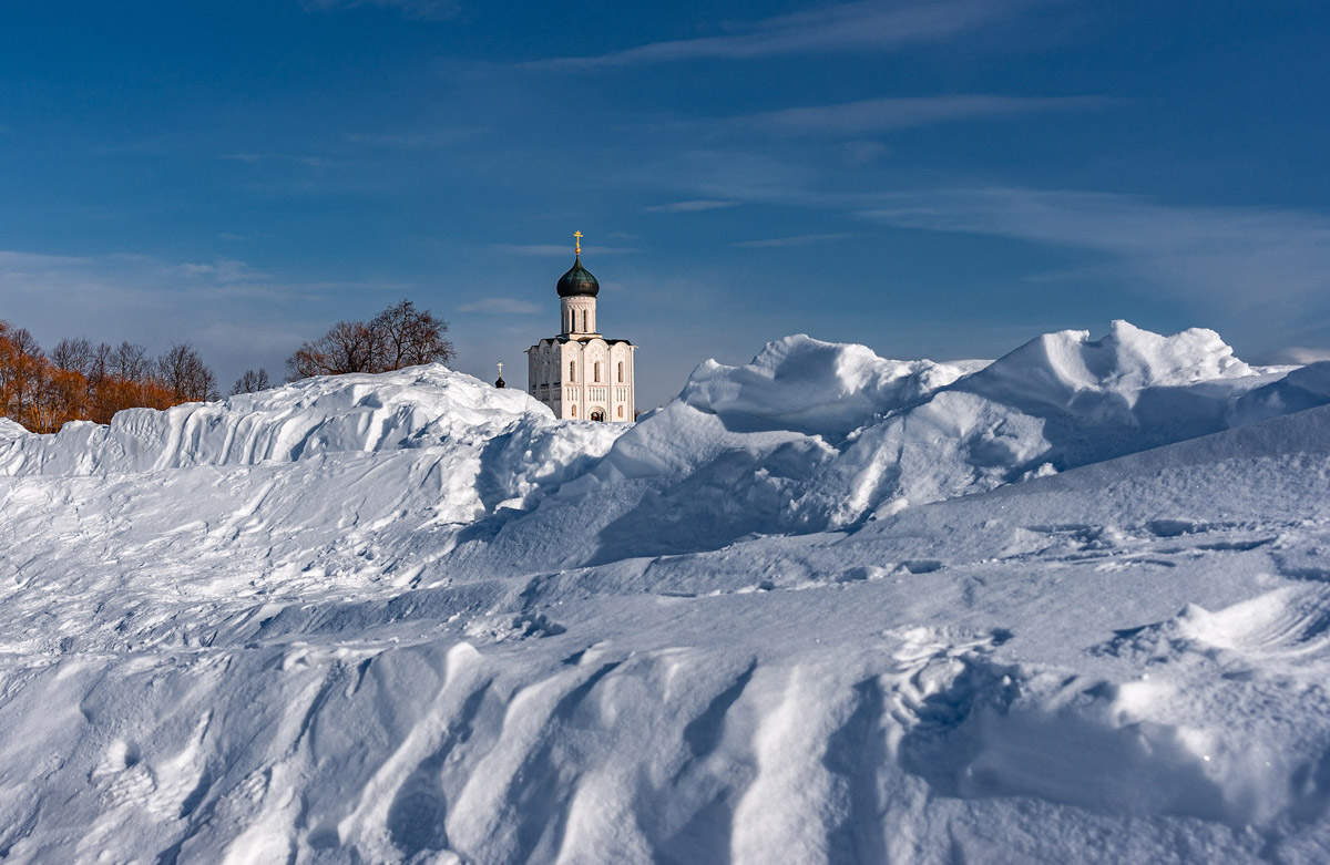 Многочисленные туристы, желающие посетить храм Покрова на Нерли, вынуждены преодолевать снежные завалы. Дорога к памятнику Всемирного наследия ЮНЕСКО в этом году представляет настоящую полосу препятствий. Да, внешне место выглядит еще более сказочно, но вот только идти по тропинке очень непросто.