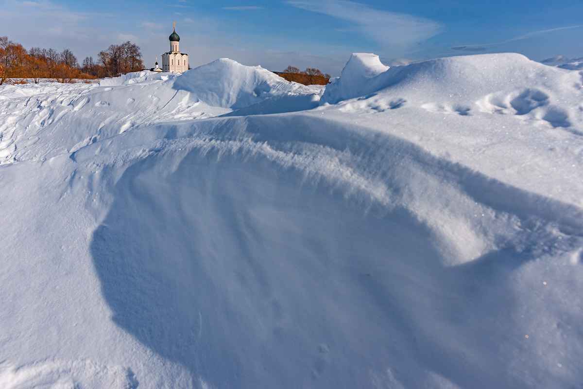 Многочисленные туристы, желающие посетить храм Покрова на Нерли, вынуждены преодолевать снежные завалы. Дорога к памятнику Всемирного наследия ЮНЕСКО в этом году представляет настоящую полосу препятствий. Да, внешне место выглядит еще более сказочно, но вот только идти по тропинке очень непросто.