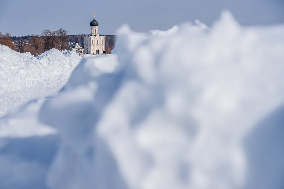 Многочисленные туристы, желающие посетить храм Покрова на Нерли, вынуждены преодолевать снежные завалы. Дорога к памятнику Всемирного наследия ЮНЕСКО в этом году представляет настоящую полосу препятствий. Да, внешне место выглядит еще более сказочно, но вот только идти по тропинке очень непросто.