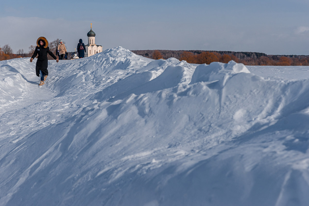 Многочисленные туристы, желающие посетить храм Покрова на Нерли, вынуждены преодолевать снежные завалы. Дорога к памятнику Всемирного наследия ЮНЕСКО в этом году представляет настоящую полосу препятствий. Да, внешне место выглядит еще более сказочно, но вот только идти по тропинке очень непросто.