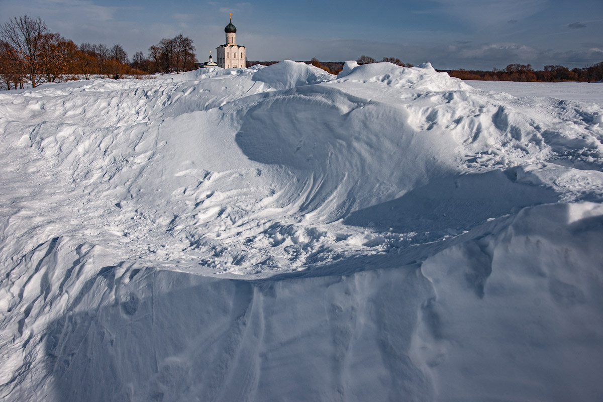 Многочисленные туристы, желающие посетить храм Покрова на Нерли, вынуждены преодолевать снежные завалы. Дорога к памятнику Всемирного наследия ЮНЕСКО в этом году представляет настоящую полосу препятствий. Да, внешне место выглядит еще более сказочно, но вот только идти по тропинке очень непросто.