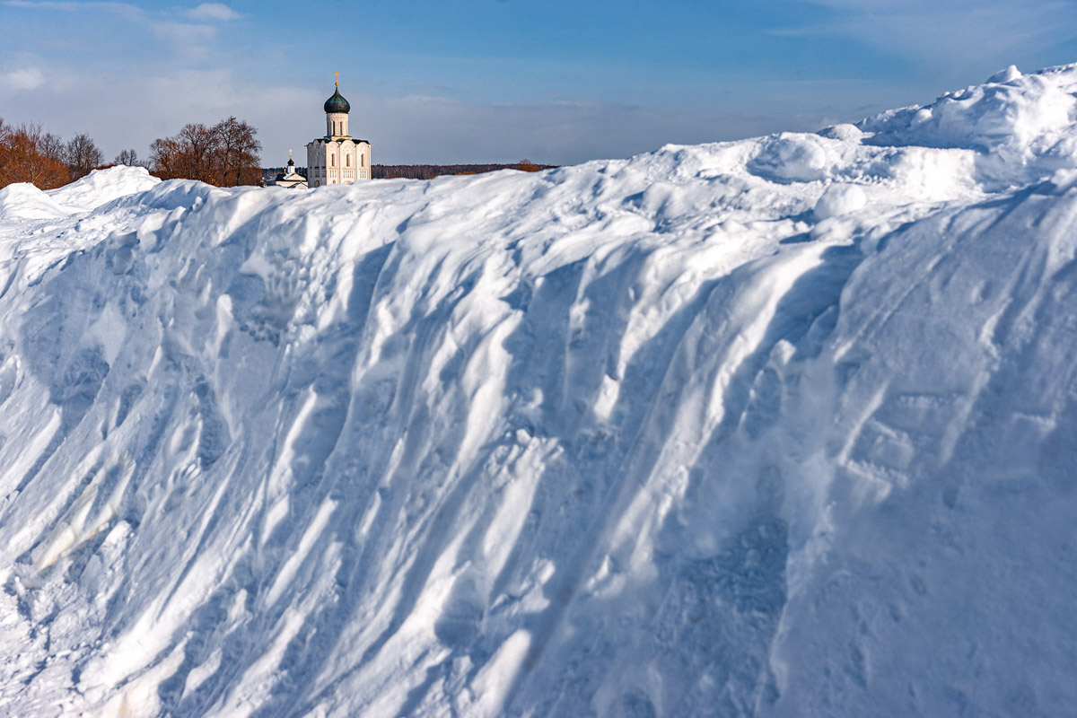 Многочисленные туристы, желающие посетить храм Покрова на Нерли, вынуждены преодолевать снежные завалы. Дорога к памятнику Всемирного наследия ЮНЕСКО в этом году представляет настоящую полосу препятствий. Да, внешне место выглядит еще более сказочно, но вот только идти по тропинке очень непросто.