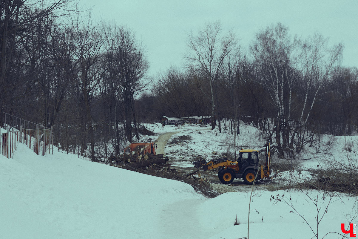 Во Владимире дефицит оазисов. Некогда утопавший в зелени город постепенно превращается в индустриальный короб, обшитый вентфасадом. «Ключ-Медиа» решил рассмотреть проблему в свойственной ему манере — при помощи творчества. Площадкой для перформанса на злобу дня стали старые сады на улице Мира, где проходит массовая вырубка деревьев.