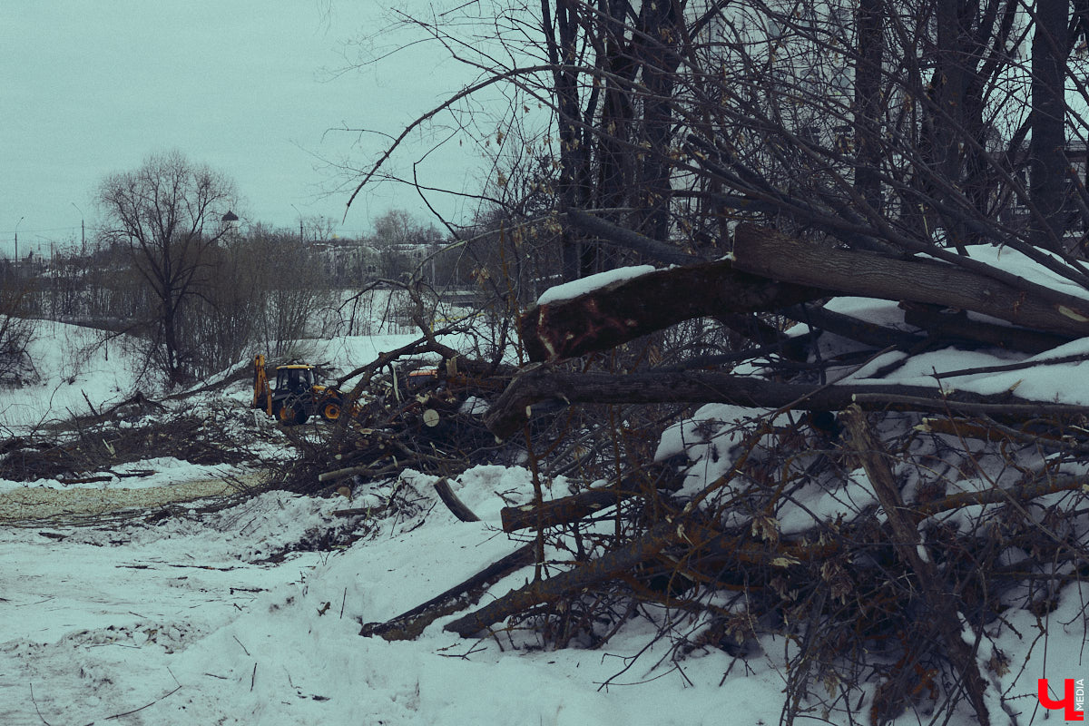 Во Владимире дефицит оазисов. Некогда утопавший в зелени город постепенно превращается в индустриальный короб, обшитый вентфасадом. «Ключ-Медиа» решил рассмотреть проблему в свойственной ему манере — при помощи творчества. Площадкой для перформанса на злобу дня стали старые сады на улице Мира, где проходит массовая вырубка деревьев.