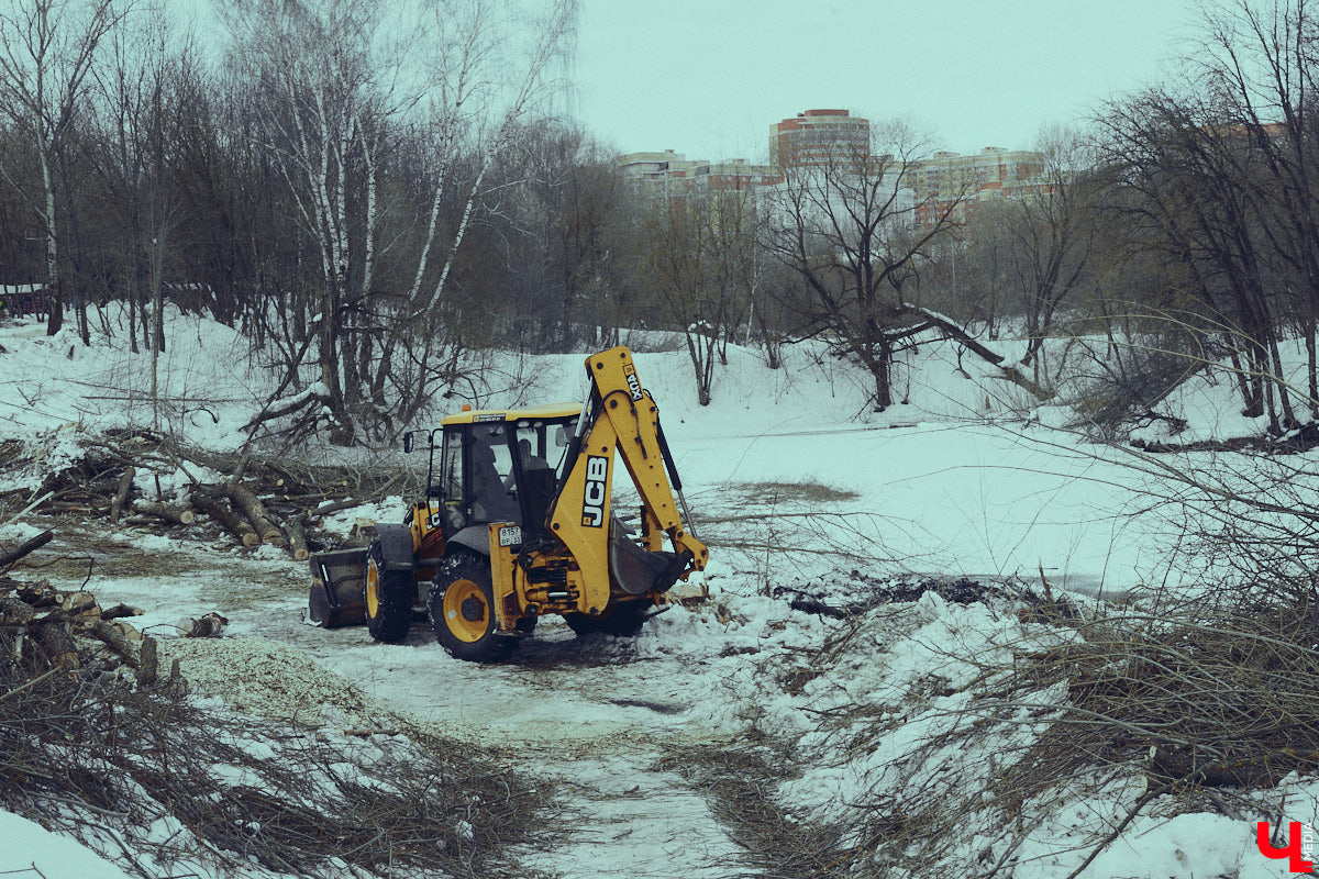 Во Владимире дефицит оазисов. Некогда утопавший в зелени город постепенно превращается в индустриальный короб, обшитый вентфасадом. «Ключ-Медиа» решил рассмотреть проблему в свойственной ему манере — при помощи творчества. Площадкой для перформанса на злобу дня стали старые сады на улице Мира, где проходит массовая вырубка деревьев.