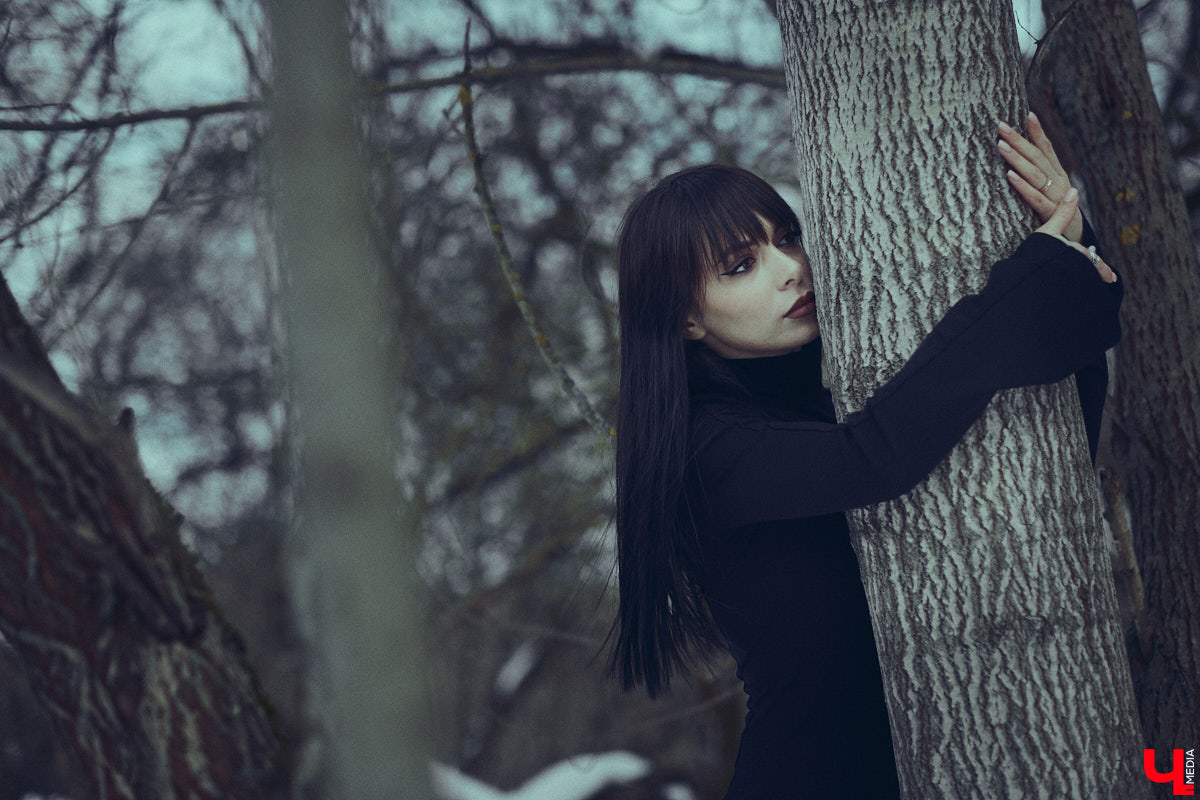 Во Владимире дефицит оазисов. Некогда утопавший в зелени город постепенно превращается в индустриальный короб, обшитый вентфасадом. «Ключ-Медиа» решил рассмотреть проблему в свойственной ему манере — при помощи творчества. Площадкой для перформанса на злобу дня стали старые сады на улице Мира, где проходит массовая вырубка деревьев.